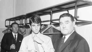 Un calciatore e il suo allenatore negli spogliatoi dopo una partita, 1967