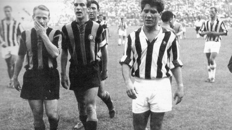 Calciatori di Inter e Juventus escono dal campo all’intervallo, San Siro, 1959
