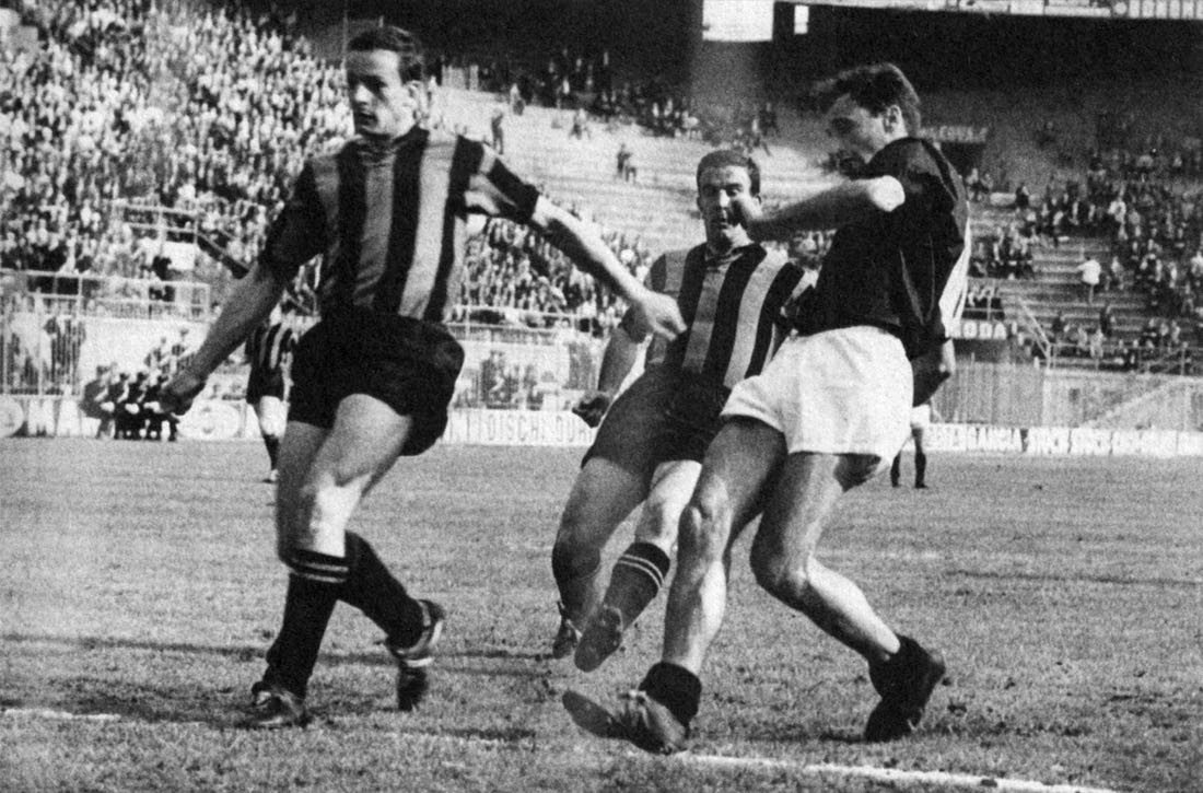 Azione della finale di Coppa Italia 1963 fra Atalanta e Torino a San Siro