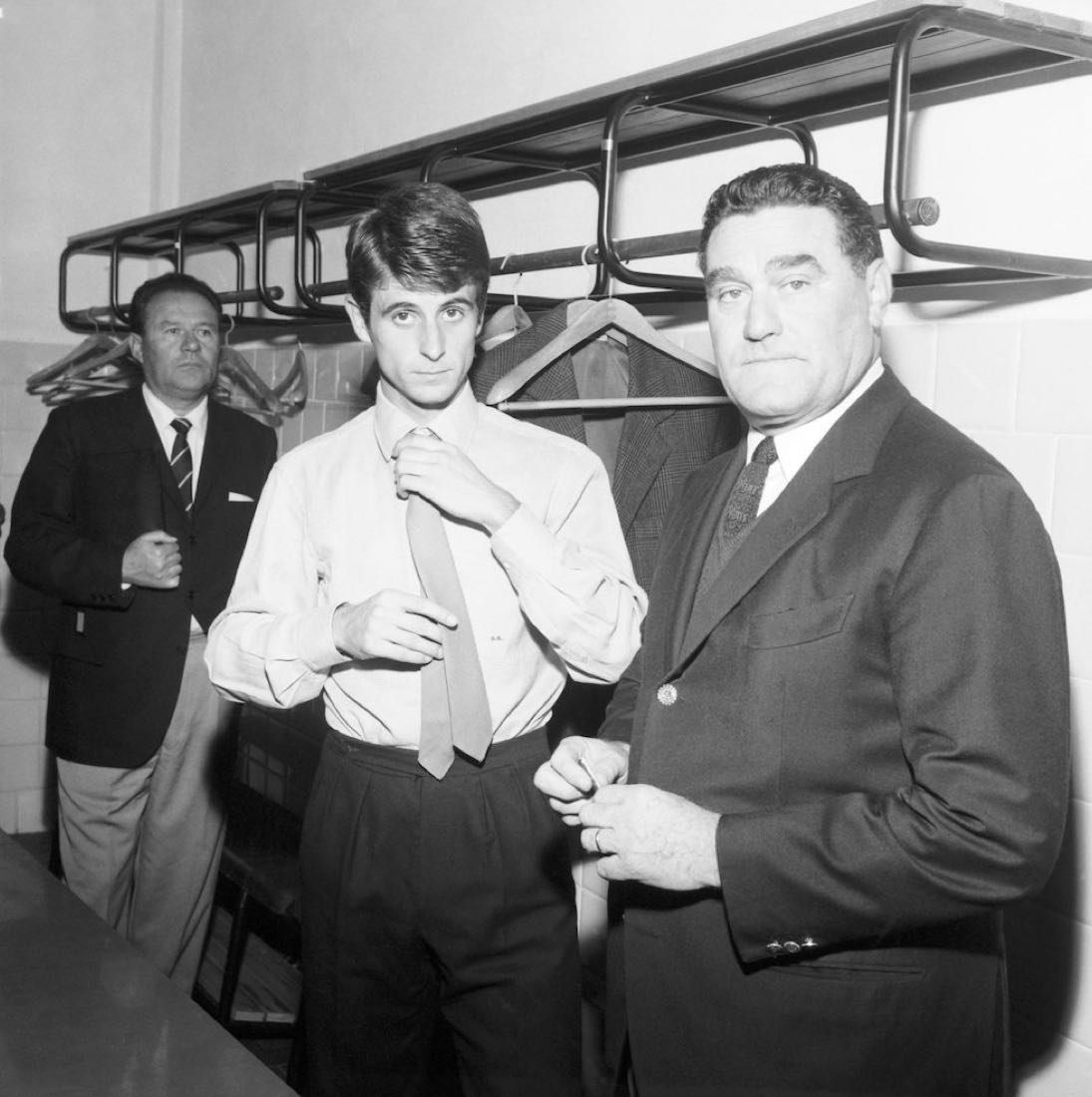 Un calciatore e il suo allenatore negli spogliatoi dopo una partita, 1967