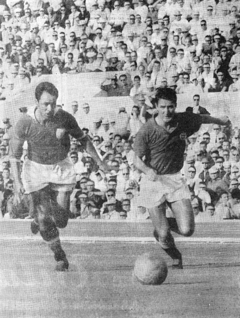 Un difensore insegue un attaccante durante una partita di Serie A del 1962